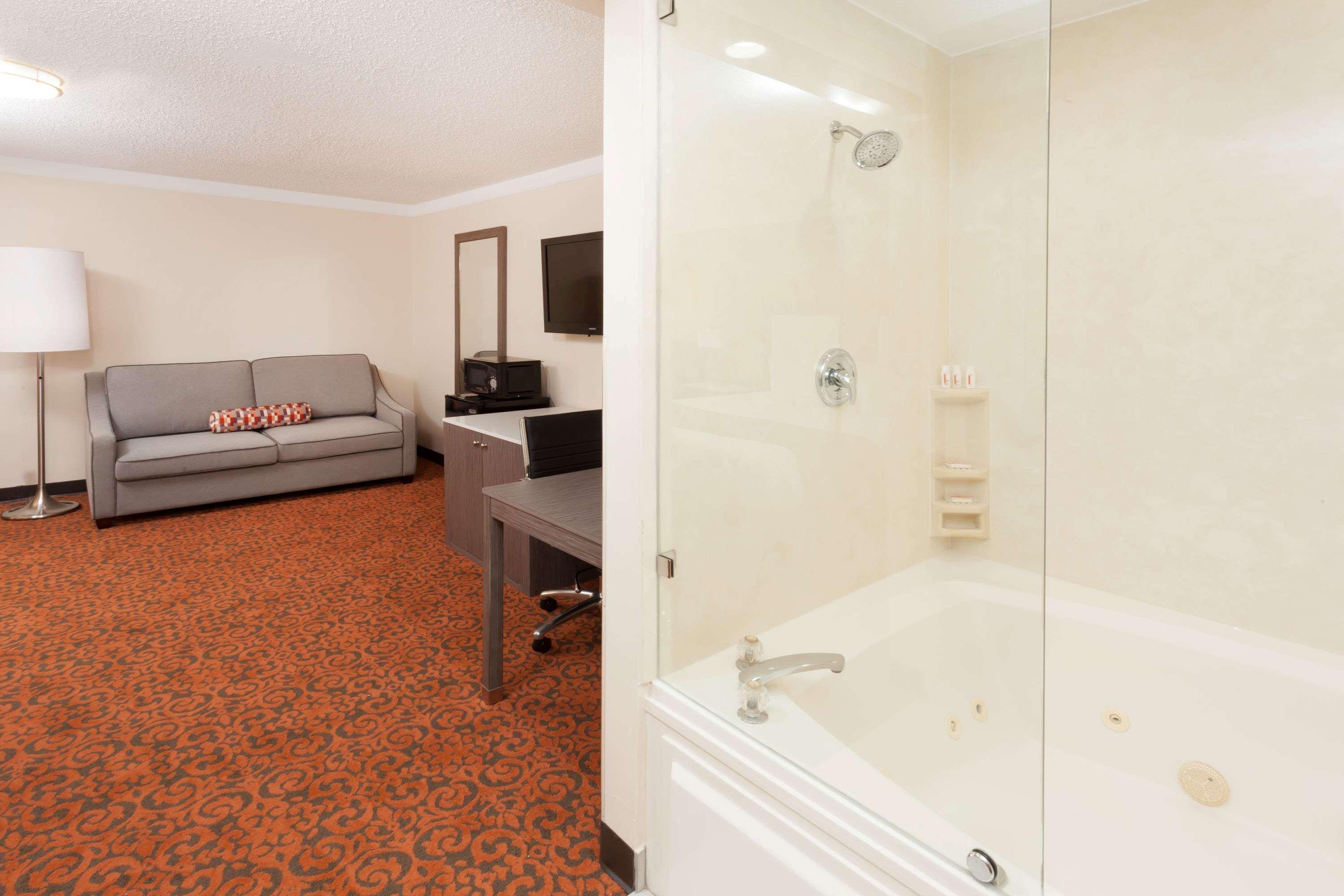 Baymont By Wyndham Chicago/Alsip Hotel Exterior photo